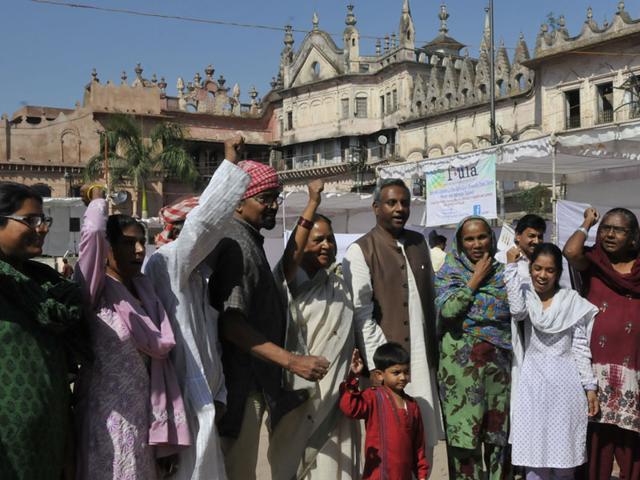 Amnesty-International-s-secretary-general-Salil-Shetty-centre-with-victims-of-Bhopal-gas-tragedy-Mujeeb-Faruqui-HT-photo