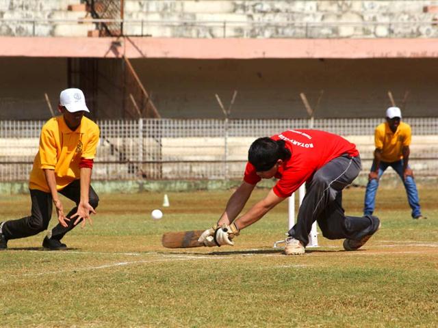 State-level blind cricketers play during the two-day tournament organized by the Blind Welfare Organization and Thane rotary club in Thane. (Praful Gangurde/HT photo) State-level blind cricketers play during the two-day tournament organized by the Blind Welfare Organization and Thane rotary club in Thane. (Praful Gangurde/HT photo)