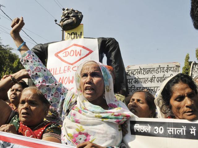 Bhopal-Gas-Peedit-Nirashrit-pensioners-stage-a-demonstration-before-burning-the-effigy-of-Dow-Chemical-on-the-eve-of-the-30th-anniversary-of-Bhopal-gas-tragedy-Praveen-Bajpai-HT-photo