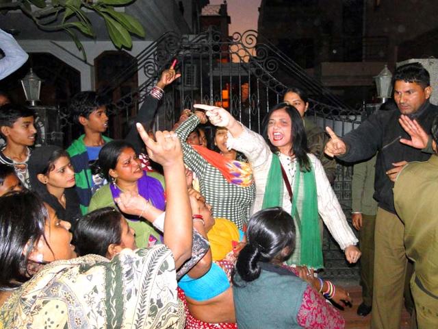 Relatives protest after a 17-year old girl was allegedly murdered and later burnt, at Dipali Enclave in Pitam Pura area of New Delhi. (HT Photo) Relatives protest after a 17-year old girl was allegedly murdered and later burnt, at Dipali Enclave in Pitam Pura area of New Delhi. (HT Photo)