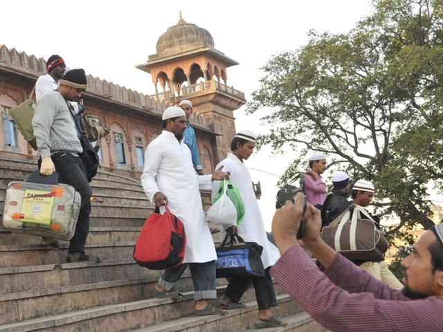 Muslim devotees at Tajul Masajid, on their way to attend Ijtima at Eintkhedi near Bhopal, on Friday. (Praveen Bajpai/ HT photo)