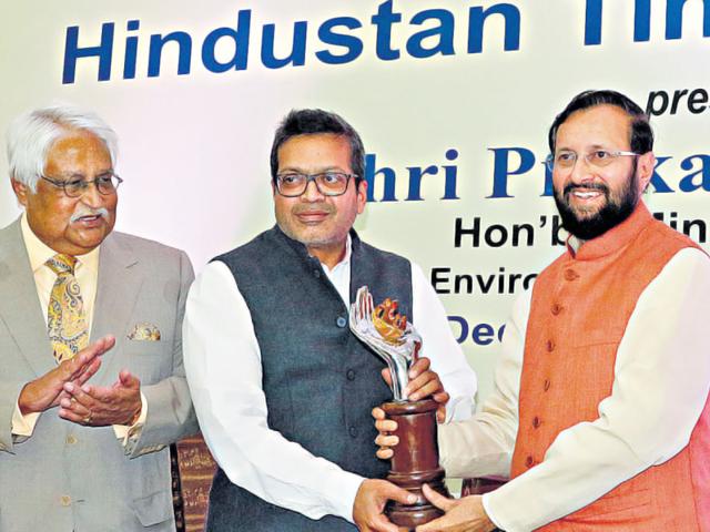 Editor-in-Chief-Sanjoy-Narayan-centre-being-felicitated-by-Prakash-Javadekar-minister-of-state-independent-charge-for-environment-forests-and-climate-change-right-and-Philip-Mathew-Fellow-International-Press-Institute-Raj-K-Raj-HT-Photo