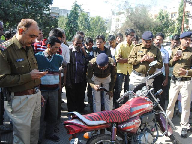 Police-investigate-the-loot-and-murder-case-at-Nemawar-Road-in-Indore-on-Saturday-Shankar-Mourya-HT-photo Police-investigate-the-loot-and-murder-case-at-Nemawar-Road-in-Indore-on-Saturday-Shankar-Mourya-HT-photo