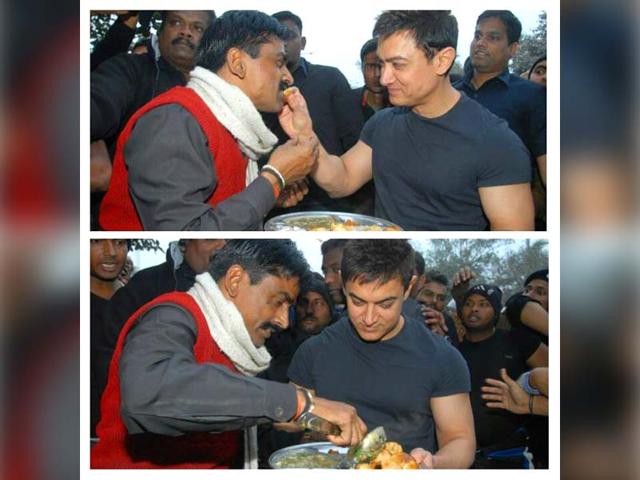 Aamir Khan enjoys some litthi-choka by one of Patna's famous vendors. (Photo: PKTheFilm/Facebook)