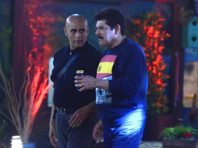 Mahabharat co-stars Pankaj Dheer and Puneet Issar in a grave discussion. What is it? Is Pankaj advising Puneet on anger management?