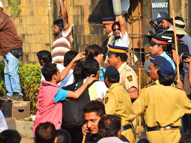 SRK-shoots-outside-Mannat-Photo-Viral-Bhayani