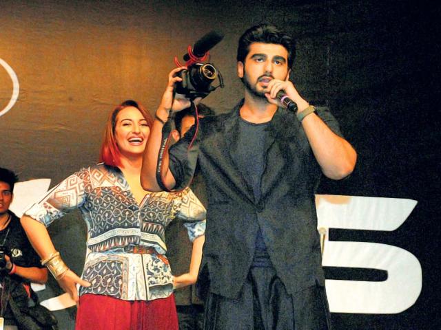 We are wondering if Arjun is shooting the audience or just posing with the camera. Sonakshi Sinha and Arjun Kapoor visited Mithibai College, Mithibai to prmote Tevar. (Photos: Prodip Guha)