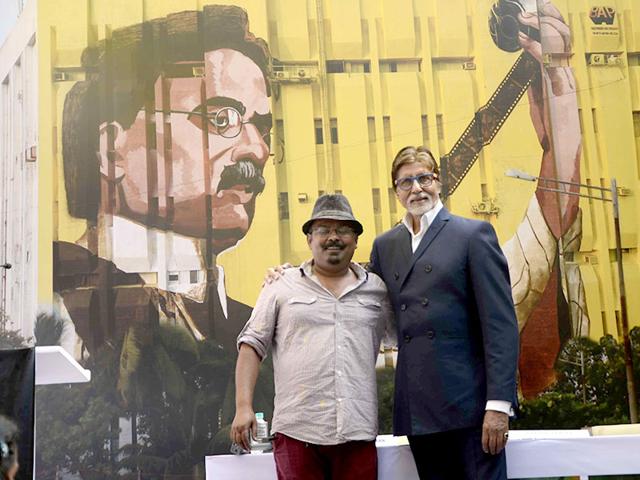 Amitabh Bachchan unveils a 120 x 150 feet painting of the father of Indian cinema Dadasaheb Phalke, at Bandra in Mumbai. (Sandeep Mahankal/IANS photo)