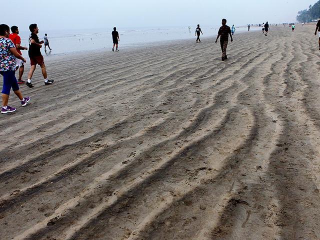 People take a walk in the morning at the Juhu Beach in Mumbai. (Satish Bate/HT photo)