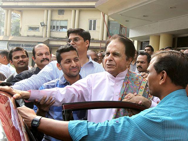 Bollywood actor Dilip Kumar leaves Lilavati Hospital in Mumbai after getting discharged. (Vijayanand Gupta/HT photo)