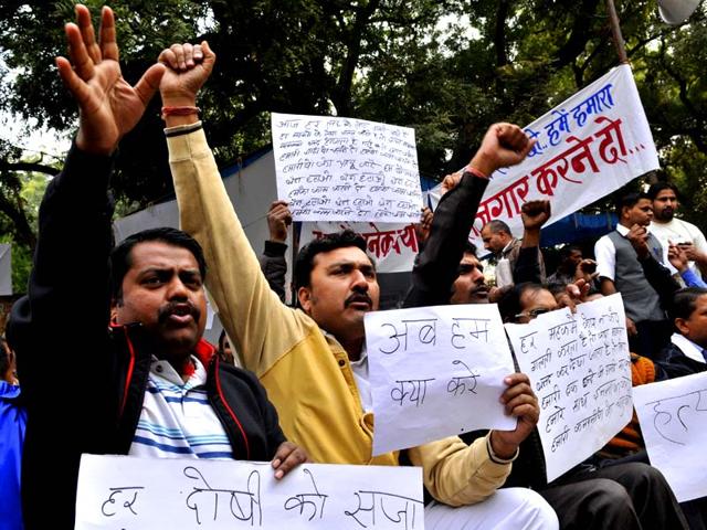Uber cab drivers protest at Jantar Mantar against cancelling of uber services in New Delhi. (Photo by Saumya Khandelwal/ Hindustan Times) 