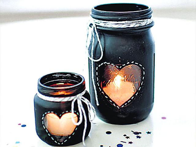 Filling the jar with festive love: Mason jars or your kitchen-staple glass jar with a wide-mouth can help you bring in the festive spirit. Use stencils, decals, gingham fabric cut-outs and tea lights to perk em’ up. If you are confident about your craft skills, you can use paint and props to create an entire centerpiece dining scene!