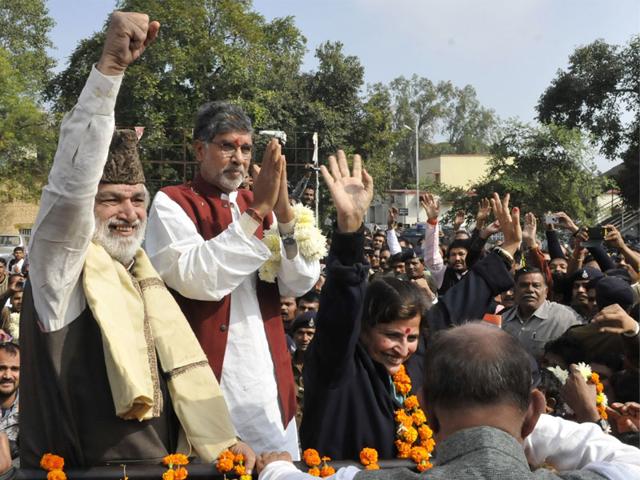 Nobel laureate Kailash Satyarthi receives a grand welcome in his hometown Vidisha in Madhya Pradesh on Tuesday. (Mujeeb Faruqui/HT photo)