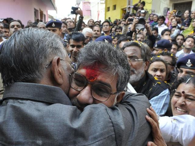 Nobel laureate Kailash Satyarthi shares an emotional moment with his brother Jagmohan Sharma as he arrives at his ancestral house in Vidisha on Tuesday.(Mujeeb Faruqui/HT photo)