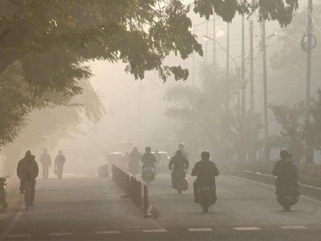 Commuters-face-a-tough-time-as-thick-fog-covers-roads-in-Bhopal-on-Tuesday-morning-Bidesh-Manna-HT-photo Commuters-face-a-tough-time-as-thick-fog-covers-roads-in-Bhopal-on-Tuesday-morning-Bidesh-Manna-HT-photo