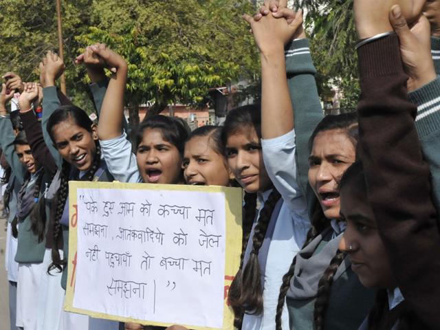 Students of Saraswati Vidya Mandir form a human chain to protest against the Peshawar school attack, in Bhopal on Wednesday. (Mujeeb Faruqui/HT photo)