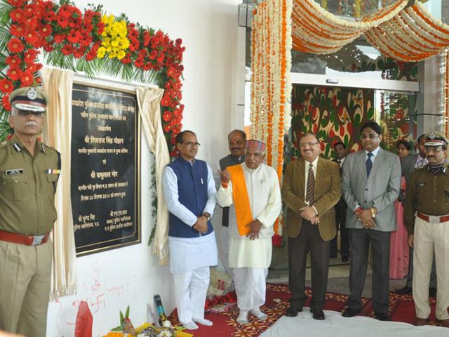 MP chief minister Shivraj Singh Chouhan and home minister Babulal Gaur inaugurate the new police headquarters building in Bhopal on Saturday. (HT photo)