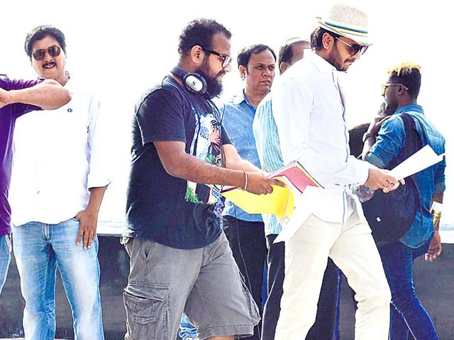 Riteish Deshmukh (in a white shirt) was shooting at the Worli Sea Face in Mumbai on Friday afternoon. A posse of bodyguards shielded the film star. (HT Photo)