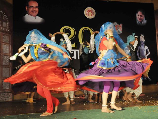 Girls from Rewa perform a dance during the state-level youth festival organised at Gandhi Bhawan in Bhopal on Sunday. (Mujeeb Faruqui/HT photo)