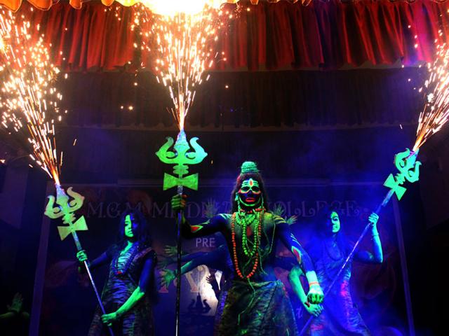 Medicos of MGM Medical College in Indore perform Shiv-tandav dance during the two-day cultural festival 'Nirvana 2014'. (Shankar Mourya/HT photo)