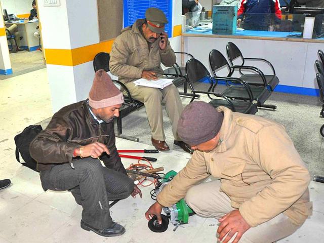 Police-officials-look-for-clues-at-Canara-Bank-in-Noida-Sector-6-HT-photo