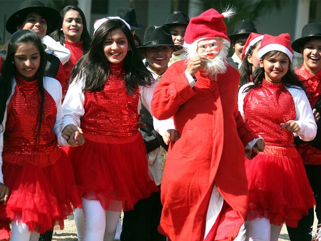 Students of St Raphael's Girls' Higher Secondary School in Indore dress up as Santa for a function. (Shankar Mourya/HT photo)