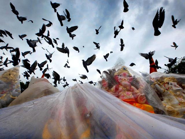 Idols of Lord Ganesh put on sale as pigeons fly at the back in Kabutarkhana at Mumbai. (Kalpak Pathak/HT Photo)