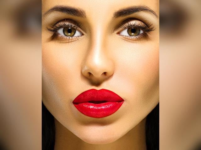 Twirl-the-lashes-around-a-pencil-or-something-similar-to-gently-break-the-spine-so-they-will-fit-the-shape-of-your-lid-Photo-Shutterstock