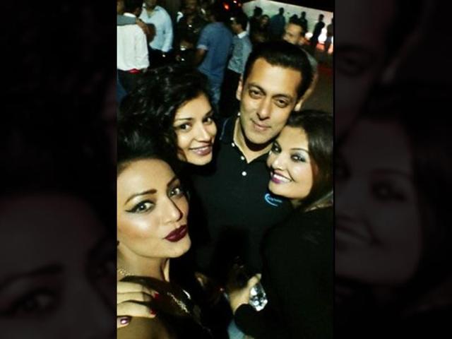 Salman Khan poses with friends. (Courtesy: Twitter)