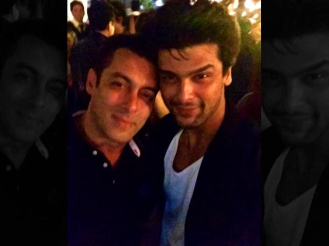 Salman Khan and Kushal Tandon pose together. (Courtesy: Twitter)