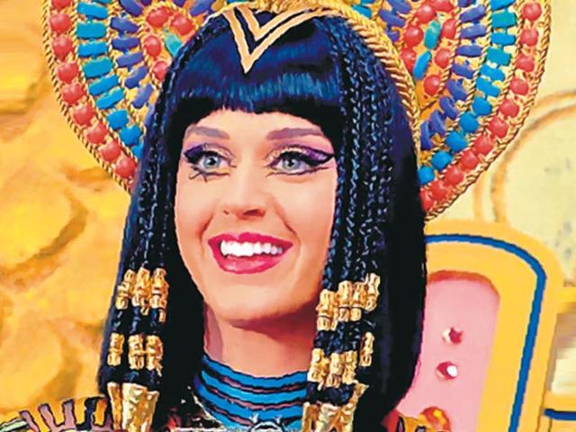 Katy Perry in Dark Horse: Cleopatra-gone-gangsta: Katy re-interprets the ancient Egyptian symbol of The Eye of Horus in this video. Though you might get some flak for looking too costume-y if you imitate the eyes, there's no denying the diva rocked the look like a pro.