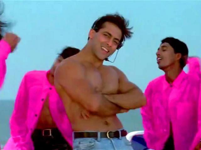 Salman Khan rocks the stage in Oh Oh Jane Jaana from Pyar Kiya To Darna Kya.