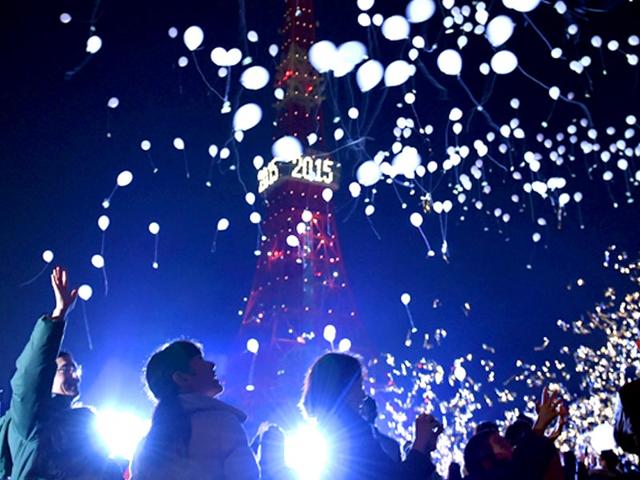 People release balloons to celebrate the New Year during an annual countdown ceremony in Tokyo. (AFP Photo)