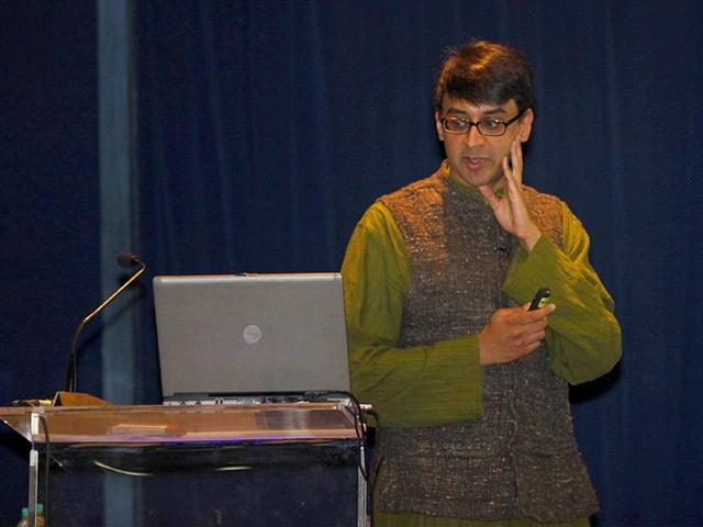 Mathematician Manjul Bhargava addresses a session at Indian Science Congress at Kalina University in Mumbai.(Pratham Gokhale/HT photo)