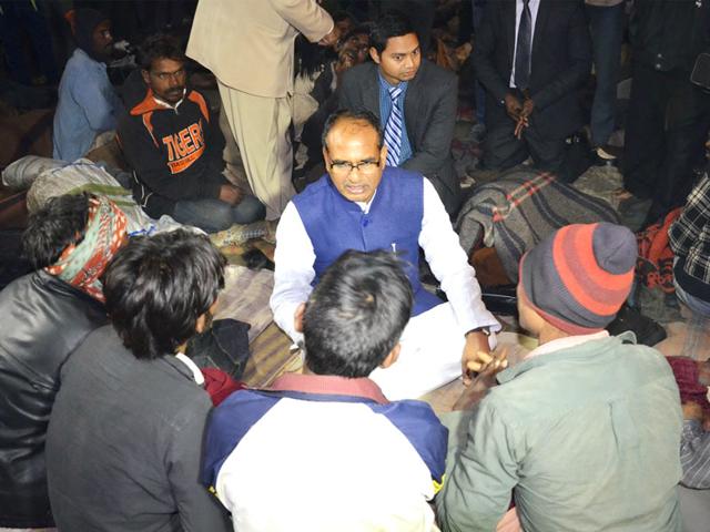 Chief-minister-Shivraj-Singh-Chouhan-speaks-to-inmates-at-a-night-shelter-near-Sultania-Hospital-in-Bhopal-on-Friday-night-HT-photo