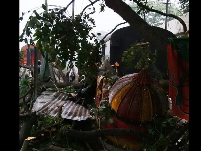 Two-persons-were-injured-on-Saturday-when-a-coach-of-Barauni-Mail-Express-train-derailed-near-Gwalior-station-and-hit-a-temple-structure-Umesh-Singh-HT-photo