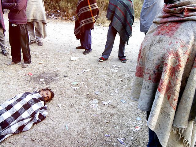 A homeless man suffering from TB lies in a critical condition near Yamuna Pusta area waiting for an ambulance. Every year, especially in winters, the capital sees a rise in number of deaths in homeless. Over 500 homeless died on the streets in the past two months. (Subrata Biswas/HT Photo)