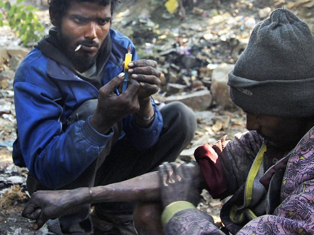 Many a homeless in the capital suffer from drug and alcohol addiction. According to a shelter caretaker in Yamuna Pusta near Kashmiri Gate, people fall for such addictions to avoid feeling the extreme weather conditions they are forced to live in. (Subrata Biswas/HT Photo)