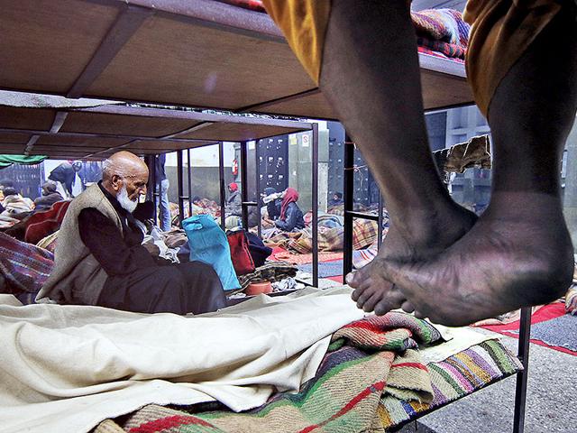 80-year-old Bilal came to India from Pakistan 25 years ago. He is now a regular in one of the rain baseras (night shelters) near Nizamuddin. His eldest son, he says, is a professor in a college in Lahore. He claims that he has been trying to go back to Pakistan for years, but has been declined by the Pakistan Embassy due to the lack of proper documents. (Subrata Biswas/HT Photo)