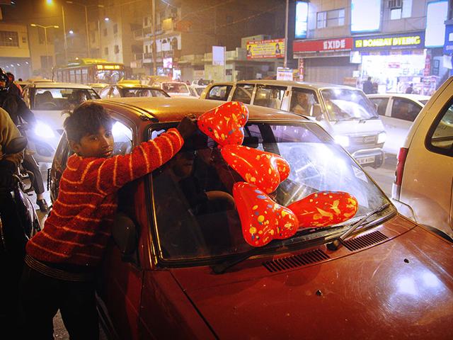 Raju, 15, from Jaipur, Rajasthan, sells balloons on the roadside in Delhi to support his family. He came to Delhi with his family five years ago in search of a better livelihood. He earns around Rs 80-100 a day by selling balloons. (Subrata Biswas/HT Photo)