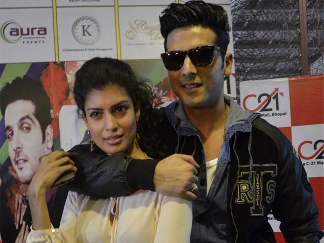 Actors Zayed Khan and Tina Desai visit Bhopal on Sunday to promote their upcoming Movie 'Sharafat Gayi Tel Lene'. (Mujeeb Faruqui/HT photo)