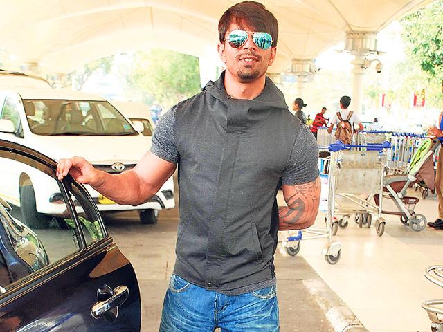 Karan Singh Grover spotted outside Mumbai airport. (Photos: Yogen Shah, Viral Bhayani)