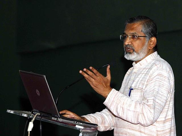 Social activist Dr Abhay Bang addresses a session on tribal people's health at Indian Science Congress at Kalina University in Mumbai. (Pratham Gokhale/HT photo)