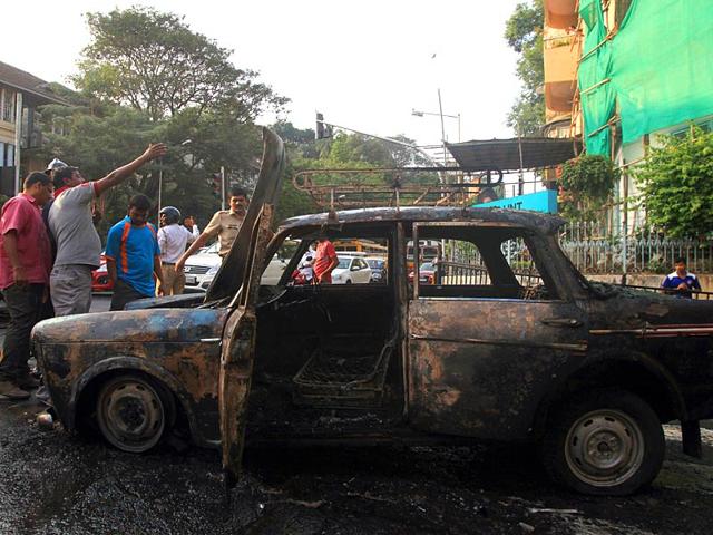 A taxi caught fire at Peddar Road in Mumbai.(Kunal Patil/HT photo)