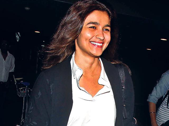 Alia Bhatt spotted outside Mumbai airport. (Photo: Yogen Shah)