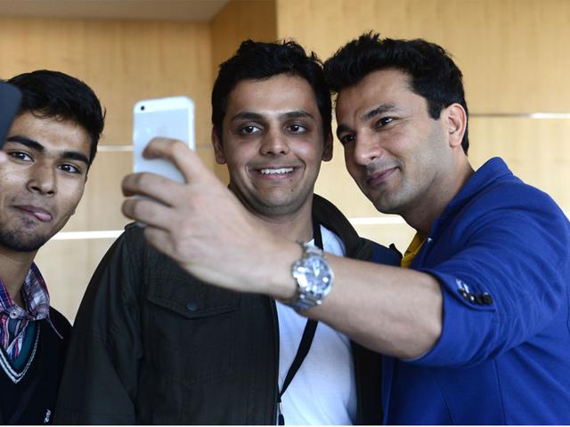 Chef Vikas Khanna clicks a selfie with hotel management students in Bhopal on Monday. (Mujeeb Faruqui/HT photo)