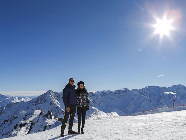 Actors Daniel Craig and Lea Seydoux (R) pose during a photocall to promote the new James Bond film Spectre at Gaislachkogel mountain in the Austrian ski resort of Soelden January 7, 2015. (Reuters)