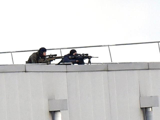 Police marksmen take up a position on a roof in Dammartin-en-Goele, north-east of Paris, where two the suspects had held one person hostage as police cornered the gunmen before killing them. (AFP photo)