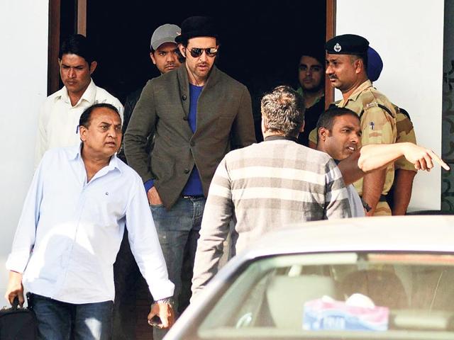 Hrithik Roshan spotted at Mumbai airport. (Photo: Viral Bhayani)
