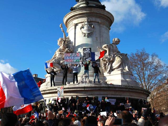 People gather to take part in a Unity rally 'Marche Republicaine' in Paris in tribute to the 17 victims of a three-day killing spree by homegrown Islamists. (AFP photo)